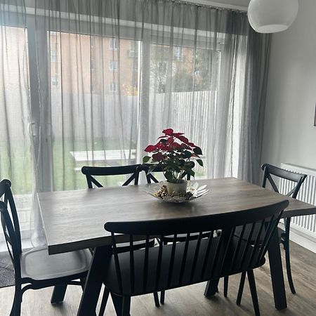 The Red House Modern Stylish Home From Home Walking Distance To Cardiff Bay And City Centre With Parking Екстериор снимка