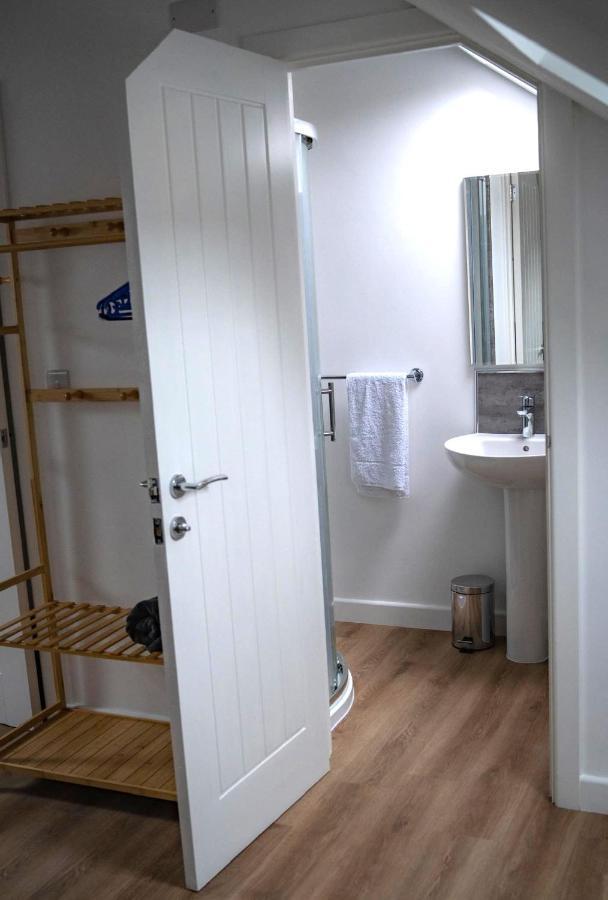 The Red House Modern Stylish Home From Home Walking Distance To Cardiff Bay And City Centre With Parking Екстериор снимка