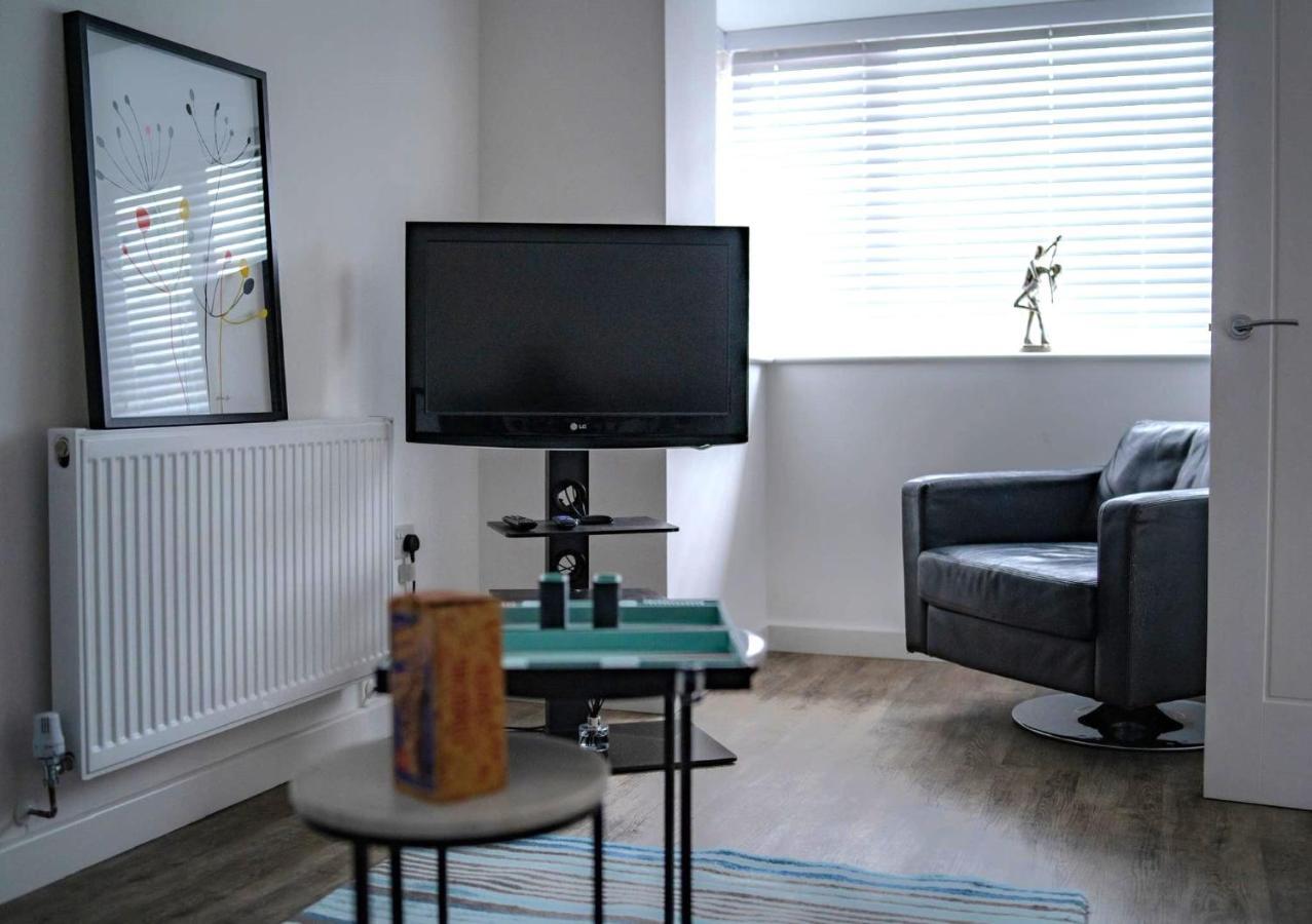 The Red House Modern Stylish Home From Home Walking Distance To Cardiff Bay And City Centre With Parking Екстериор снимка