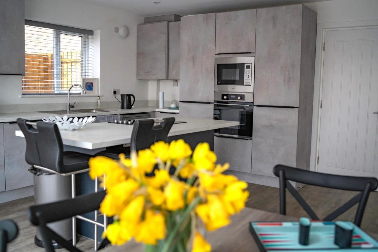 The Red House Modern Stylish Home From Home Walking Distance To Cardiff Bay And City Centre With Parking Екстериор снимка
